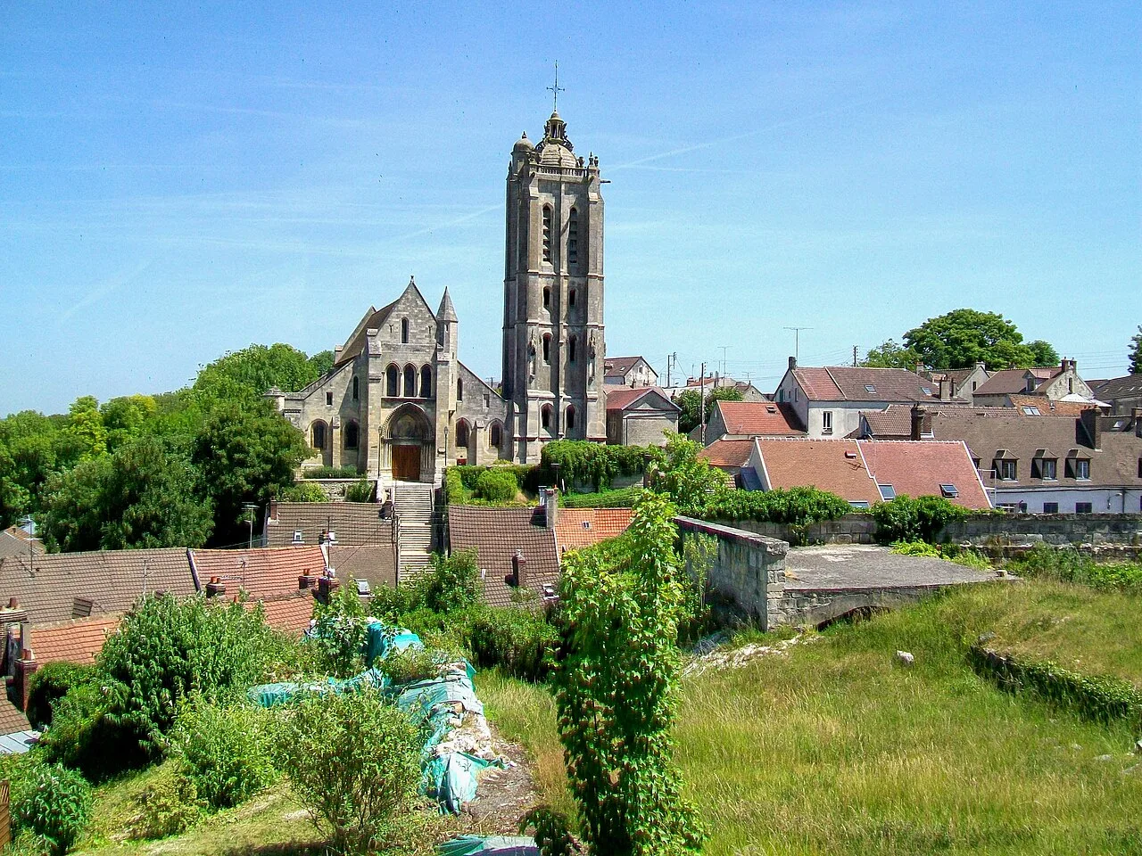 L'église Saint-Laurent de Beaumont-sur-Oise ; au premier plan, des vestiges du château.